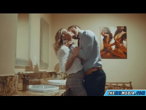 ❤️ Том биетэй шаргал үст таныг нийтийн бие засах газар уруу татах үед Секс видео mn.pornado-co.ru ❤